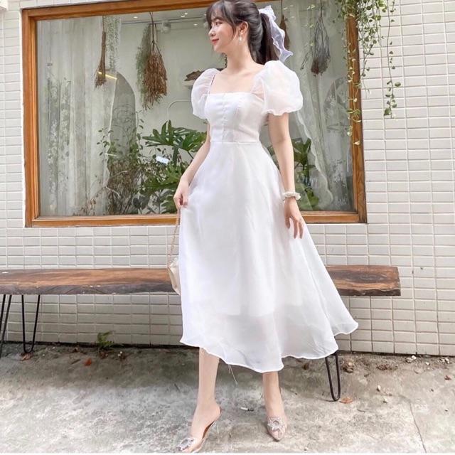 Đầm trắng xoè cổ vuông nút bọc