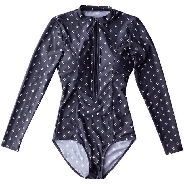 Bikini tay dài màu đen hoạ tiết trắng khoá kéo ngực