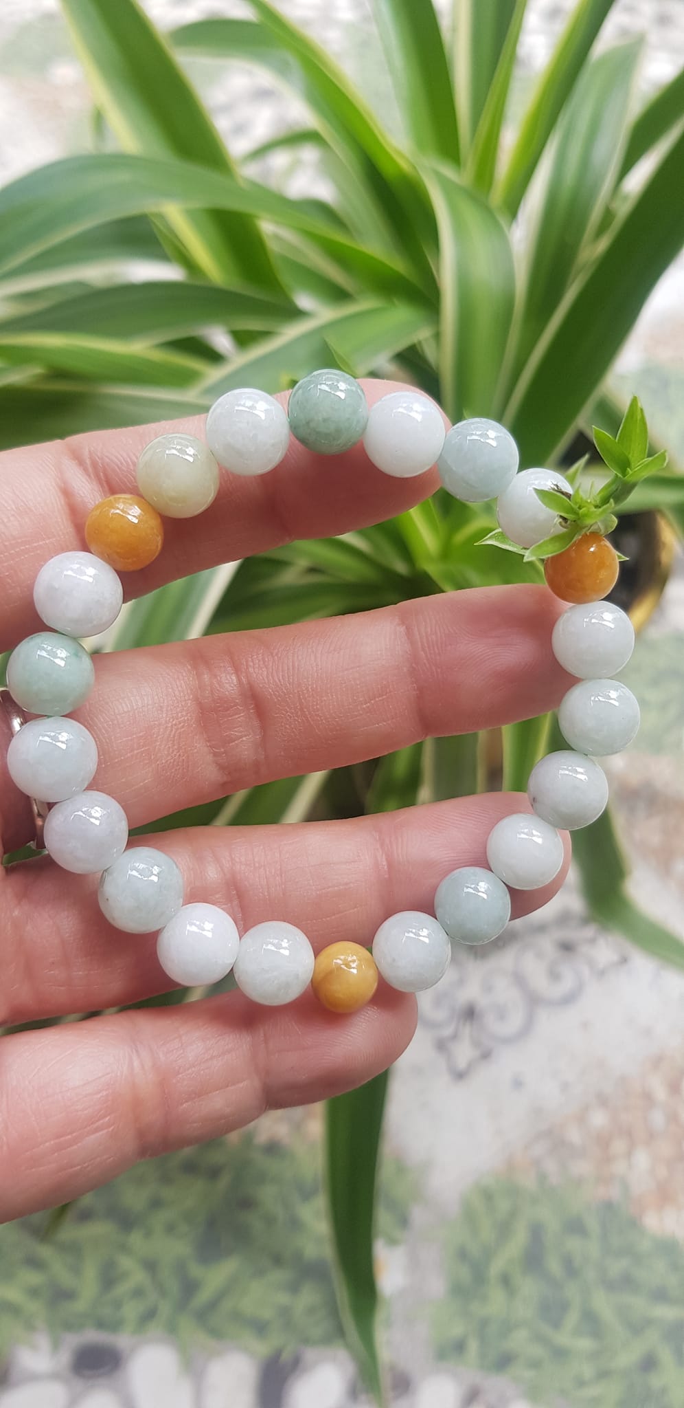 Vòng chuỗi đá Cẩm Thạch tự nhiên trắng huyết tam tài 8mm bóng đẹp Màu trắng bóng xanh vàng nữ đeo rất xinh đẹp xinh tay may mắn Vòng đá cẩm thạch tự nhiên tốt cho sức khoẻ công việc ạ
