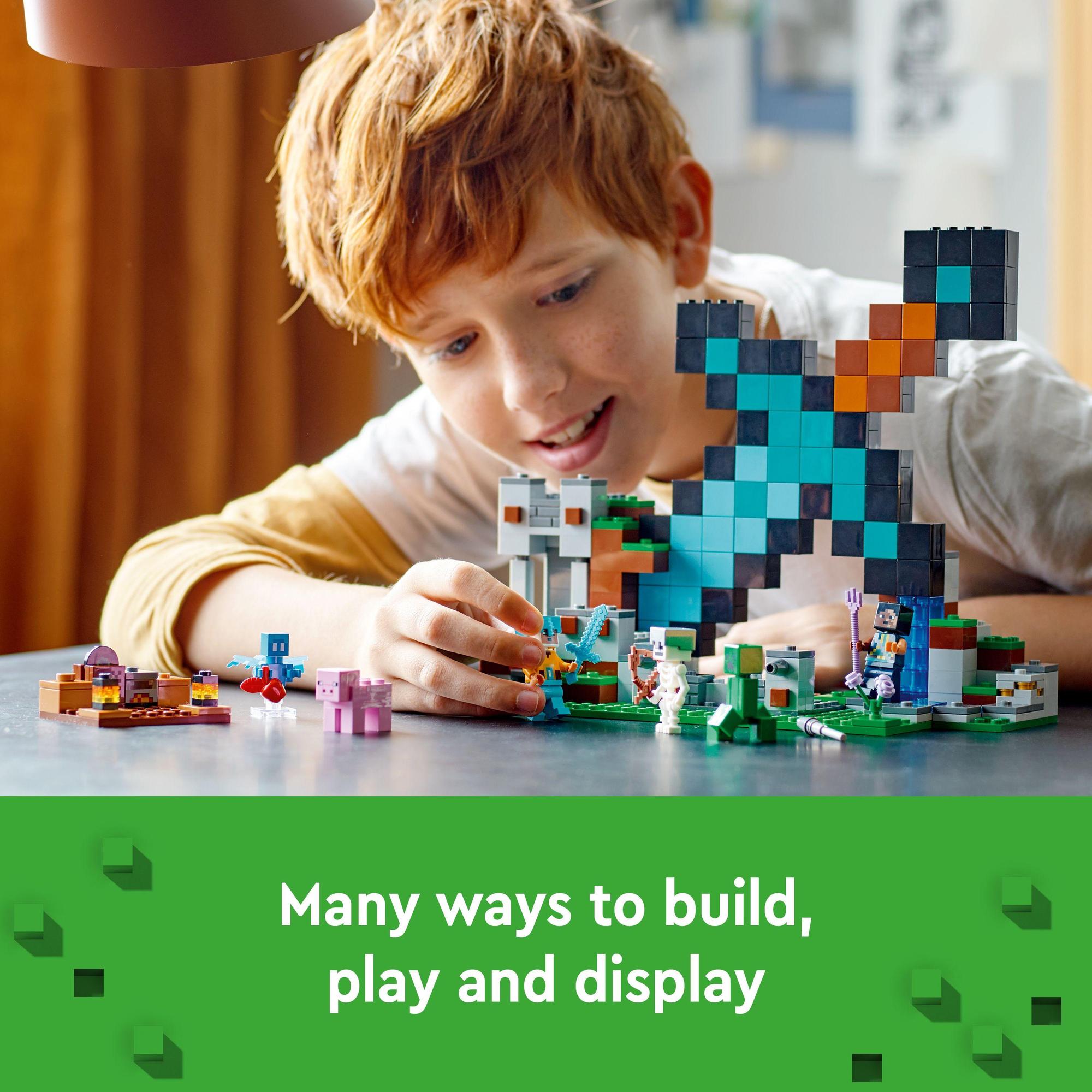 LEGO Minecraft 21244 Tiền Đồn Cất Giữ Kiếm Kim Cương (427 Chi Tiết)