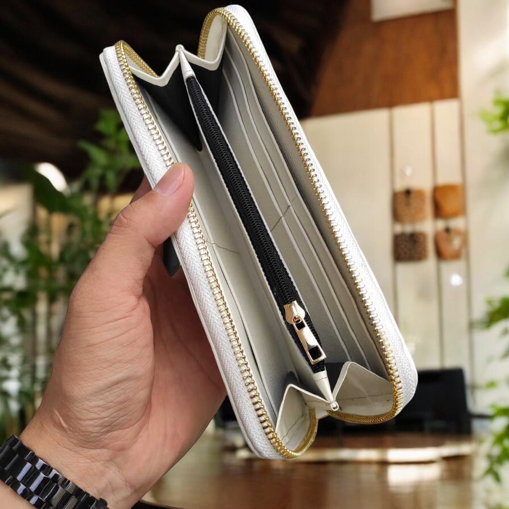 Cầm tay nam nữ thiết kế 1 Khóa nhỏ gọn Tiện dụng. Da bụng cá sấu Trắng bạch tạng!