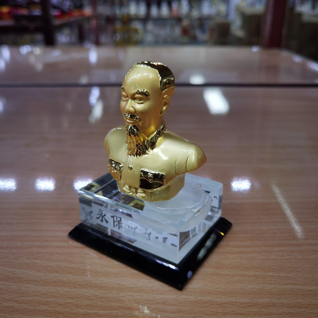 Tượng Bác Hồ Bằng Thuỷ Tinh Kèm Tinh Dầu