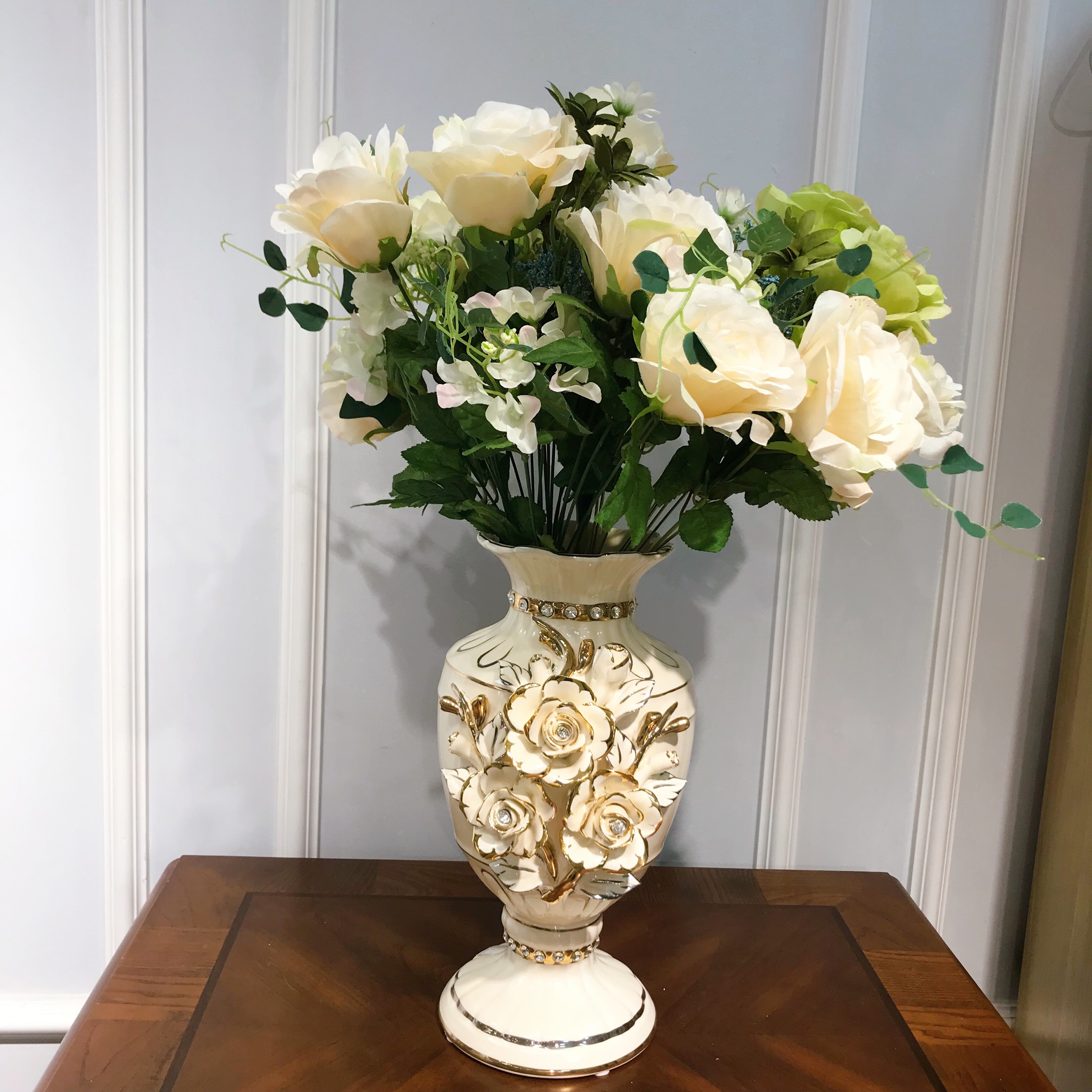 Lọ hoa trang trí họa tiết hoa mai sứ đắp nổi tinh tế mang phong cách tân cổ điển sang trọng CB21binhhoamoinho.