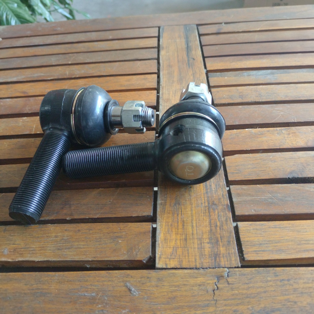 Một cặp Rotuyn lái dùng cho xe tải 2.5 tấn - 3.5 tấn, BJ1060, gai ngoài 22mm, côn 18mm