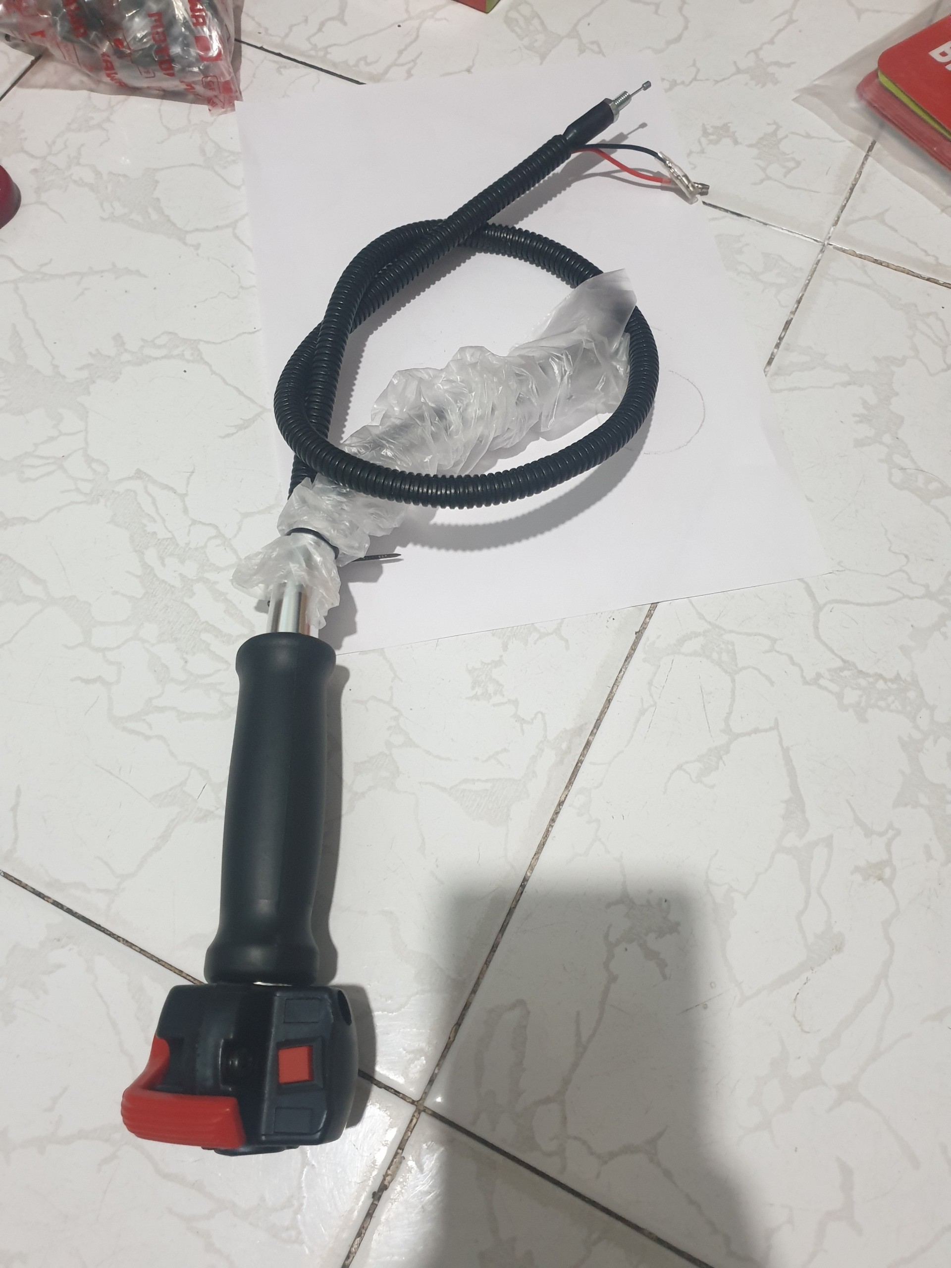 TAY LÁI CÓ CÔNG TẮC DÙNG CHO MÁY CẮT CỎ BÌNH XĂNG DƯỚI. . KIỂU CẦN GẠT