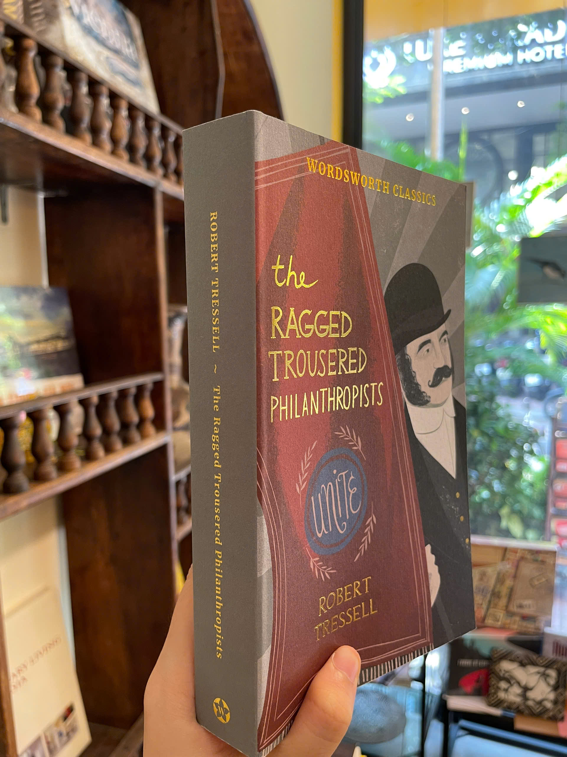 Sách - The Ragged Trousered Philanthropists by Robert Tressell - Classics/Politics book in English