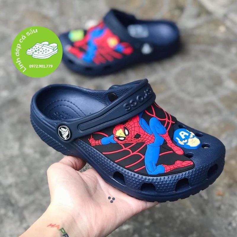 Dép sục cross trẻ em hình người nhện màu đen đúc liền khối tặng 10 sticker