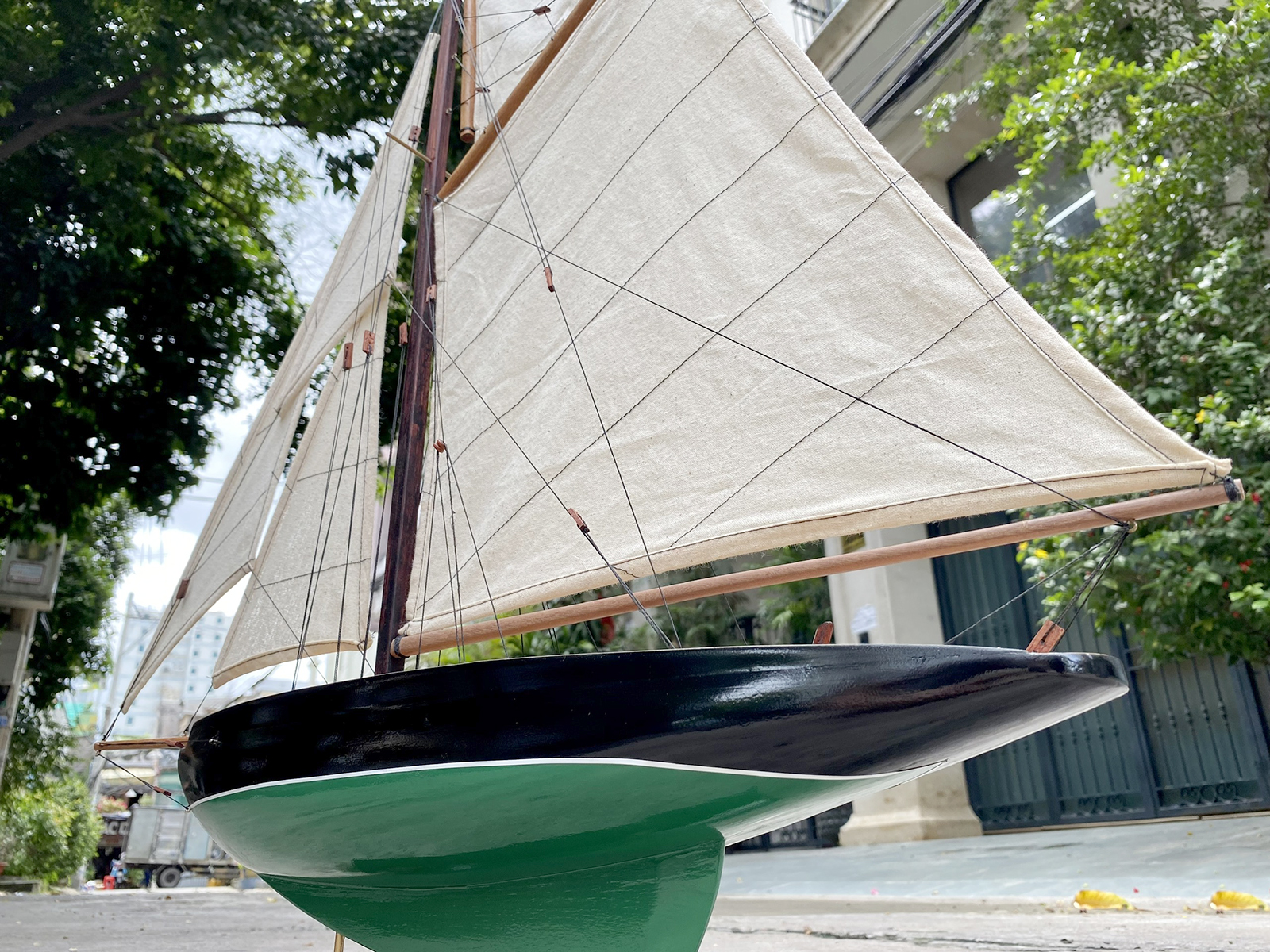 Mô hình du thuyền gỗ trang trí, thuyền buồm Penduick dài 65cm gỗ tự nhiên, quà tặng sự kiện khách hàng đối tác