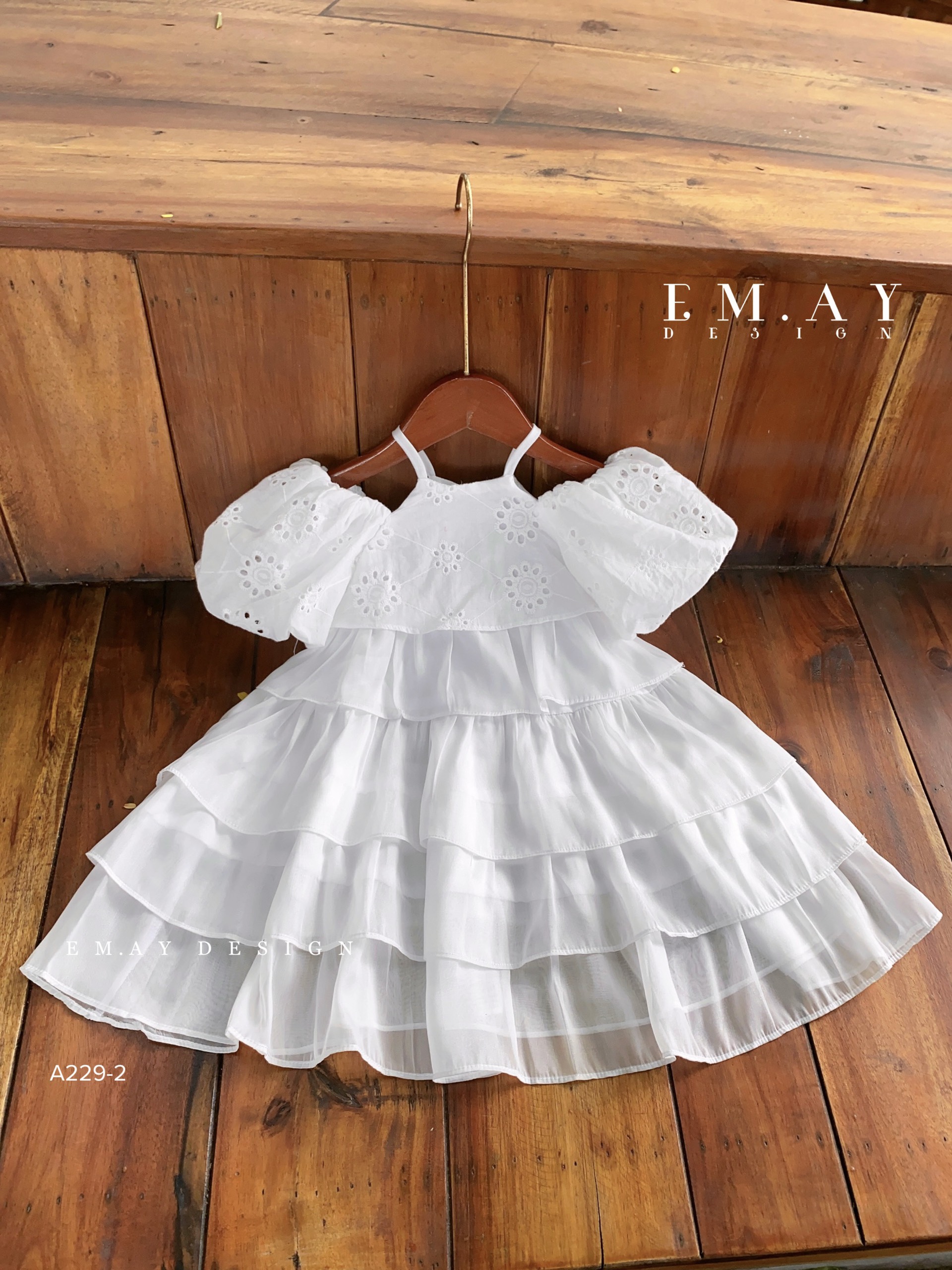 Đầm babydoll tầng cho bé gái trễ vai màu trắng xinh xắn từ 12-35kg hàng thiết kế