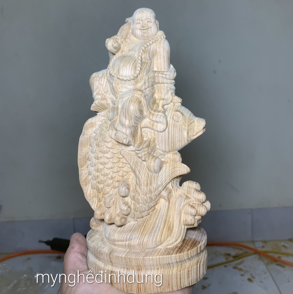 Tượng phật di lặc cưỡi cá chép bằng gỗ ngọc am thơm nức kt cao 20×9×6cm