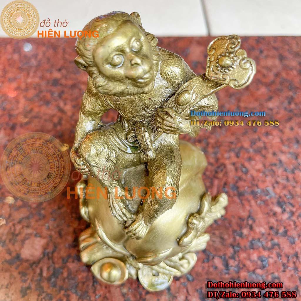 Tượng Khỉ Ngồi Trái Đào Ôm Gậy Như Ý Bằng Đồng Cao 16cm