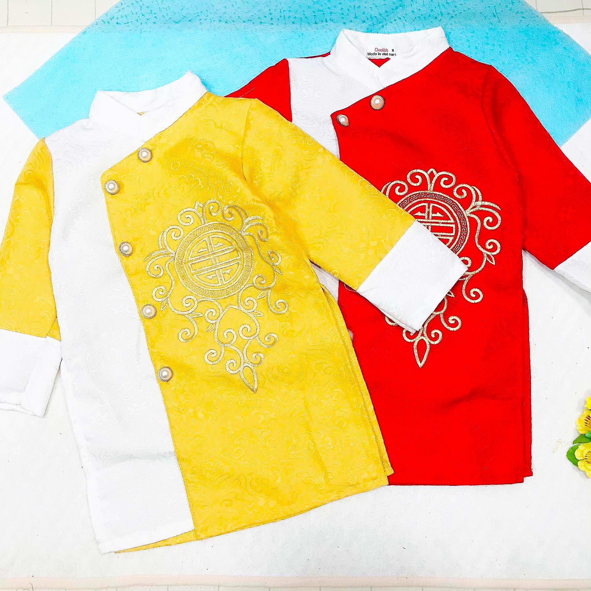 Áo dài cách tân Tết mẫu mới chất gấm thêu hiện đại cho bé trai và bé gái từ 10kg đến 25kg( màu đỏ, vàng