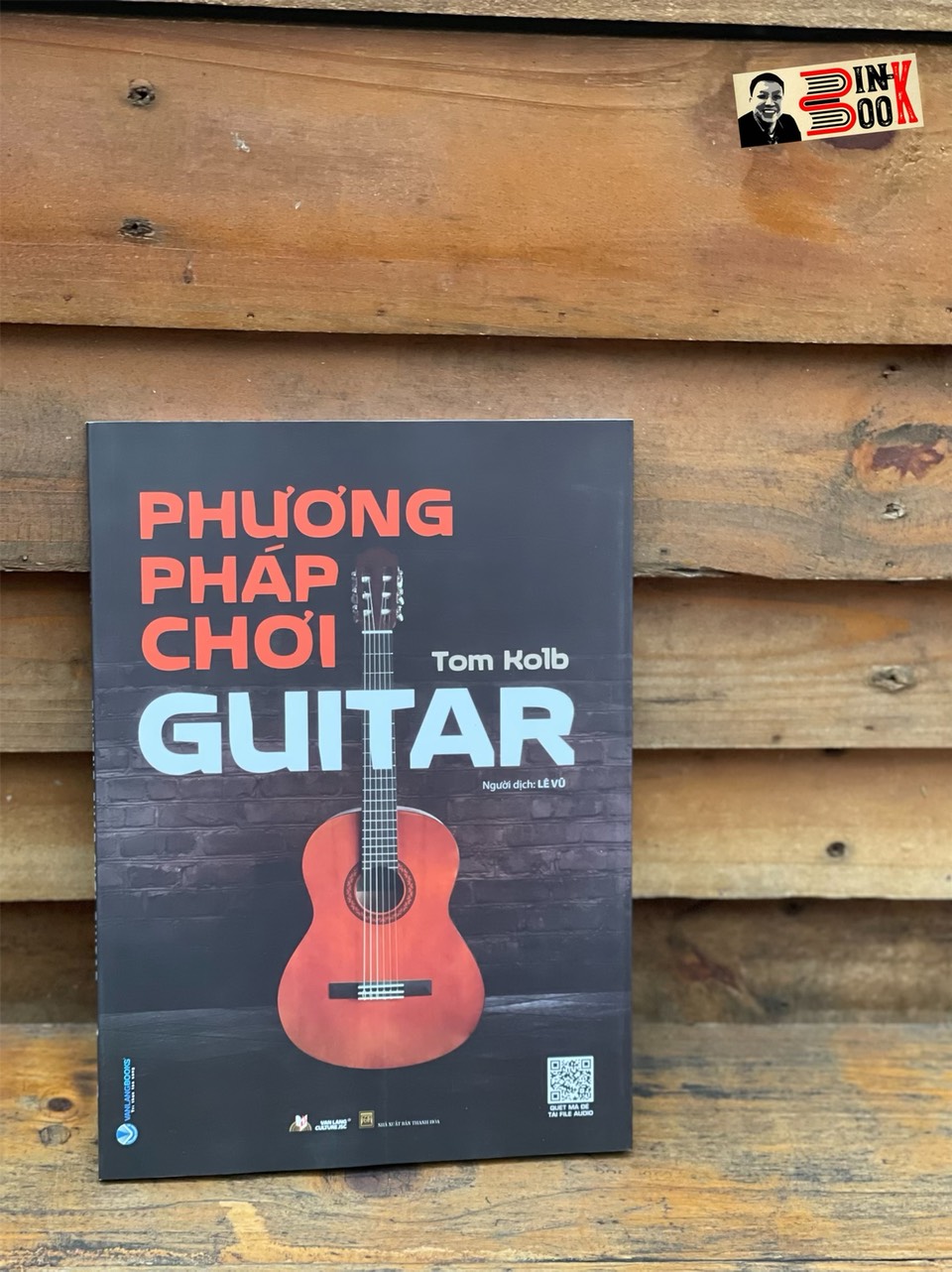 PHƯƠNG PHÁP CHƠI GUITAR – Tom Kolb – Lê Vũ dịch – Văn Lang – NXB Hồng Đức (Bìa mềm)