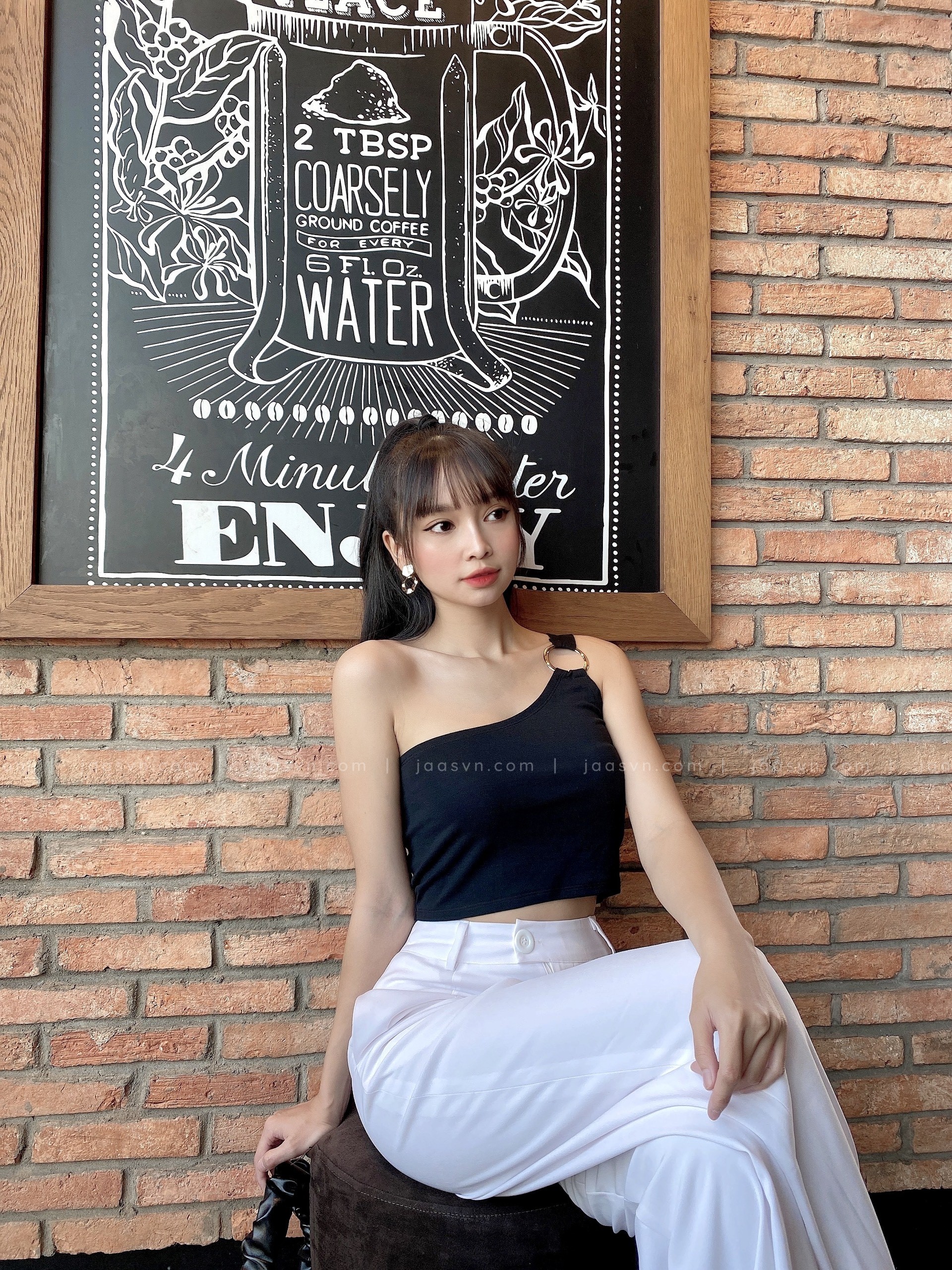 Áo crop top, áo lệch vai ôm body đeo khoen cá tính