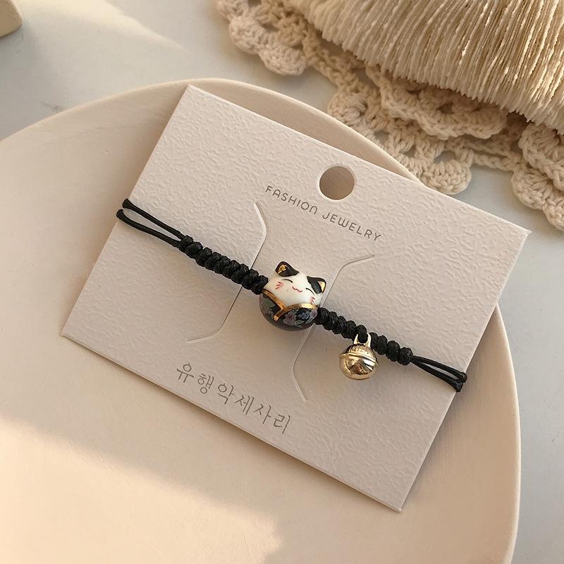 Vòng đeo tay nữ hình chú mèo Makeni Neko mang lại may mắn cho thân chủ. Vòng tay dây bện mặt mèo xinh xắn.