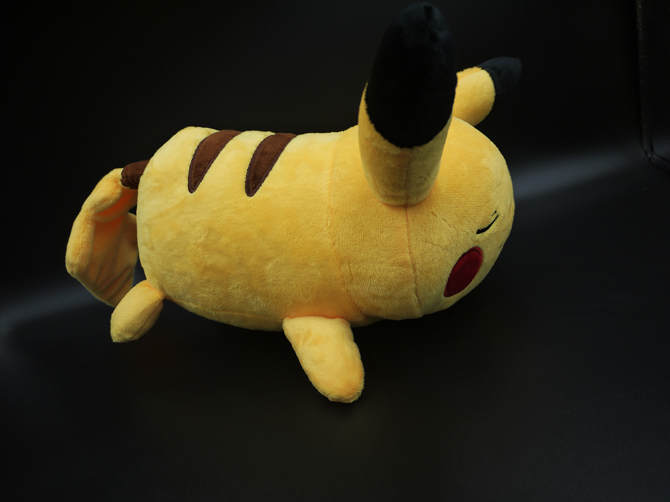 Gấu Bông/ Thú Nhồi Bông Pokemon PIKACHU Nằm 38 cm (Tặng kèm móc khóa da bò thật màu ngẫu nhiên) BA00149