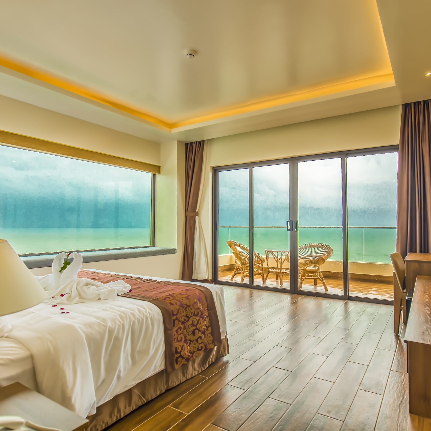 Coral Bay Resort 3* Phú Quốc - Bãi Biển Đẹp, Bữa Sáng, Gần Chợ Đêm, Ngay Trung Tâm Đông Dương