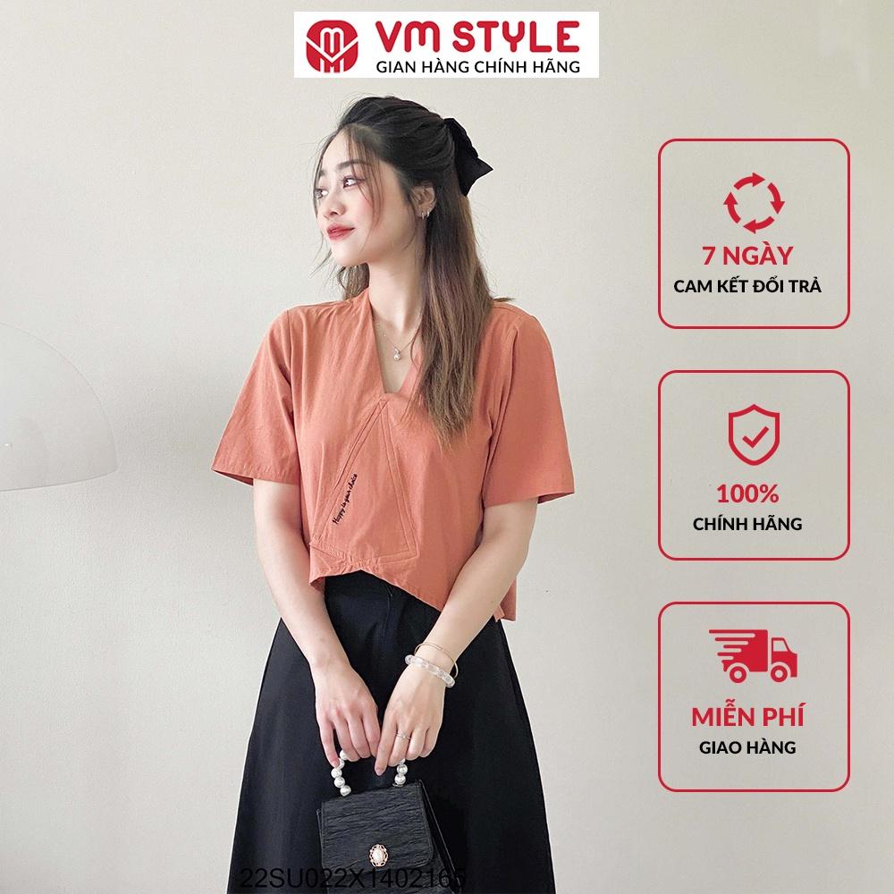 Áo sơ mi nữ ngắn tay VM STYLE cổ V xẻ tà thêu chữ nữ tính nhẹ nhàng 10441 22SU022X1402