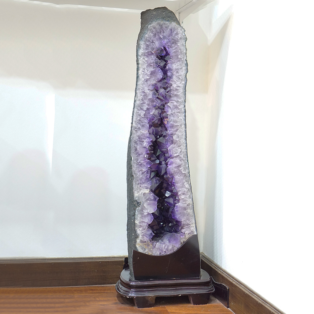 HANG ĐÁ THẠCH ANH TÍM AMETHYST PHONG THỦY ĐẾ GỖ TỰ NHIÊN 98X22X21CM