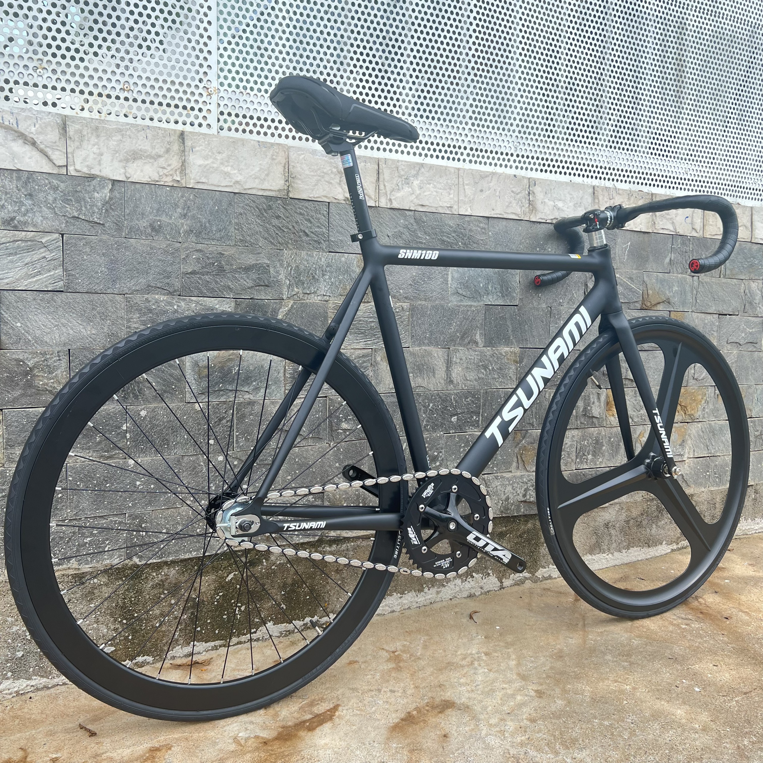 Xe đạp fixed gear TSUNAMI SNM100 nâng cao trước 3 đao đen - Đen chữ trắng