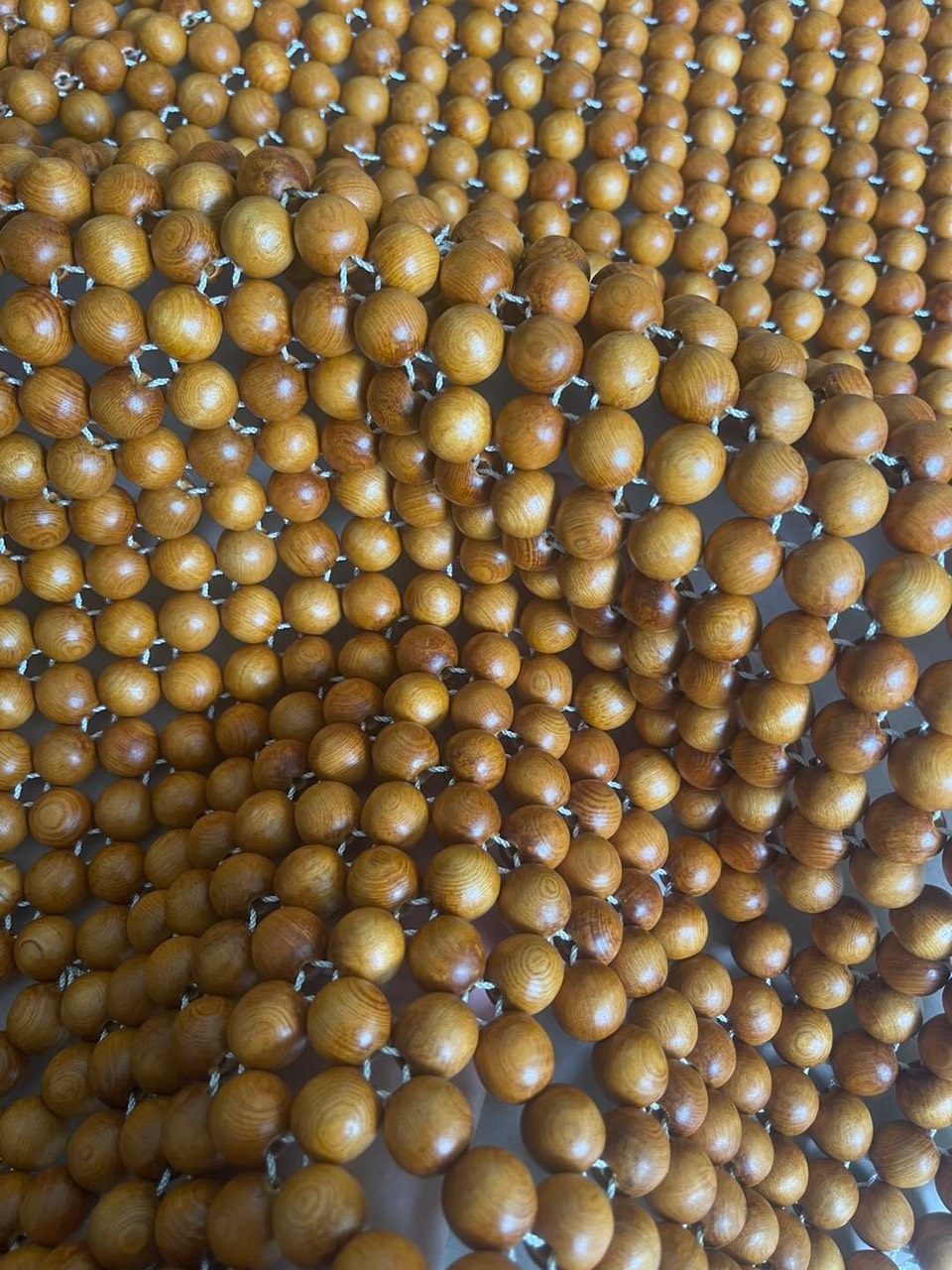 Đệm Lót Khoác Vai Ghế Xe Ô Tô Hạt Gỗ Pơ Mu Cao Cấp Hạt 1.8cm ( hình thật )