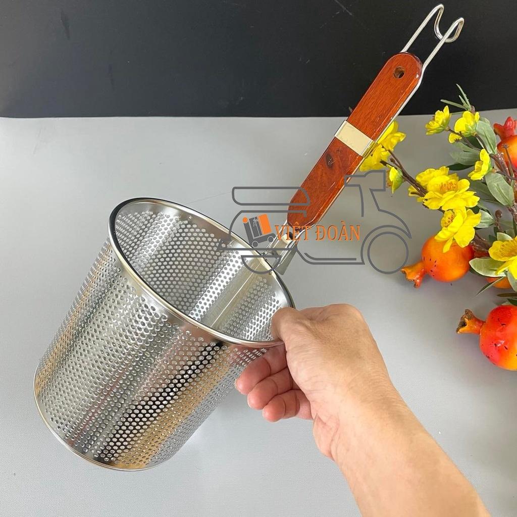 Vợt Trụng hủ Tiếu - VỢT THẲNG - Dụng cụ trụng hủ tiếu MÌ, VỢT VỚT XƯƠNG loại tốt- Sâu Lòng .lưới dày, cán gỗ, móc treo tiện dụng