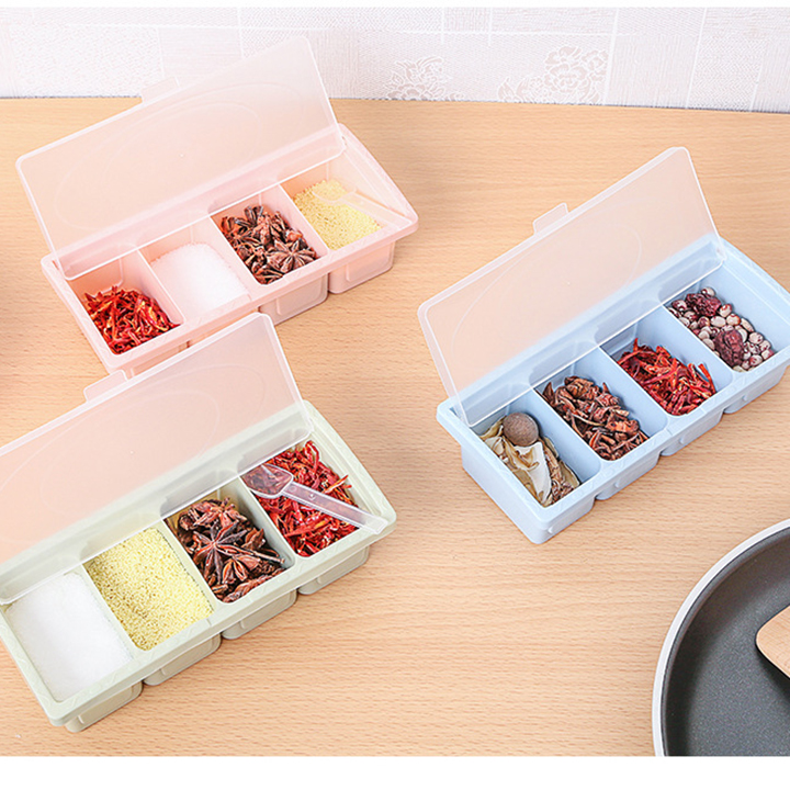 Hộp đựng gia vị 4 ngăn kèm muỗng nhựa AS PP an toàn sức khỏe - Giao màu ngẫu nhiên