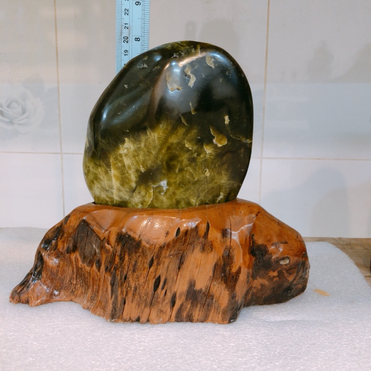 Cây đá để bàn tự nhiên chất ngọc serpentine màu xanh đậm và bóng nặng 2 kg cho người mệnh Mộc và Hỏa
