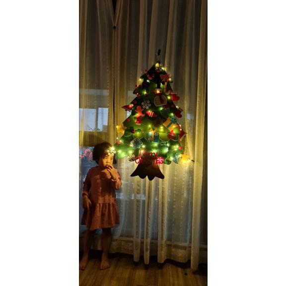 Cây thông Noel vải dạ dán tường cho bé thỏa sức sáng tạo
