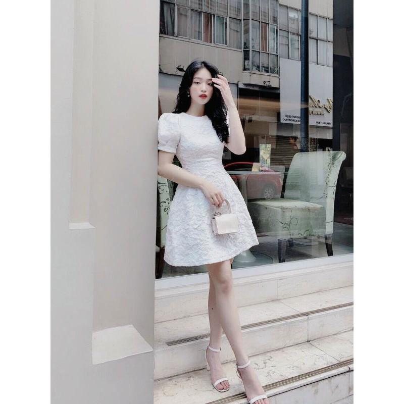 Đầm dự tiệc gấm xòe nơ lưng trắng