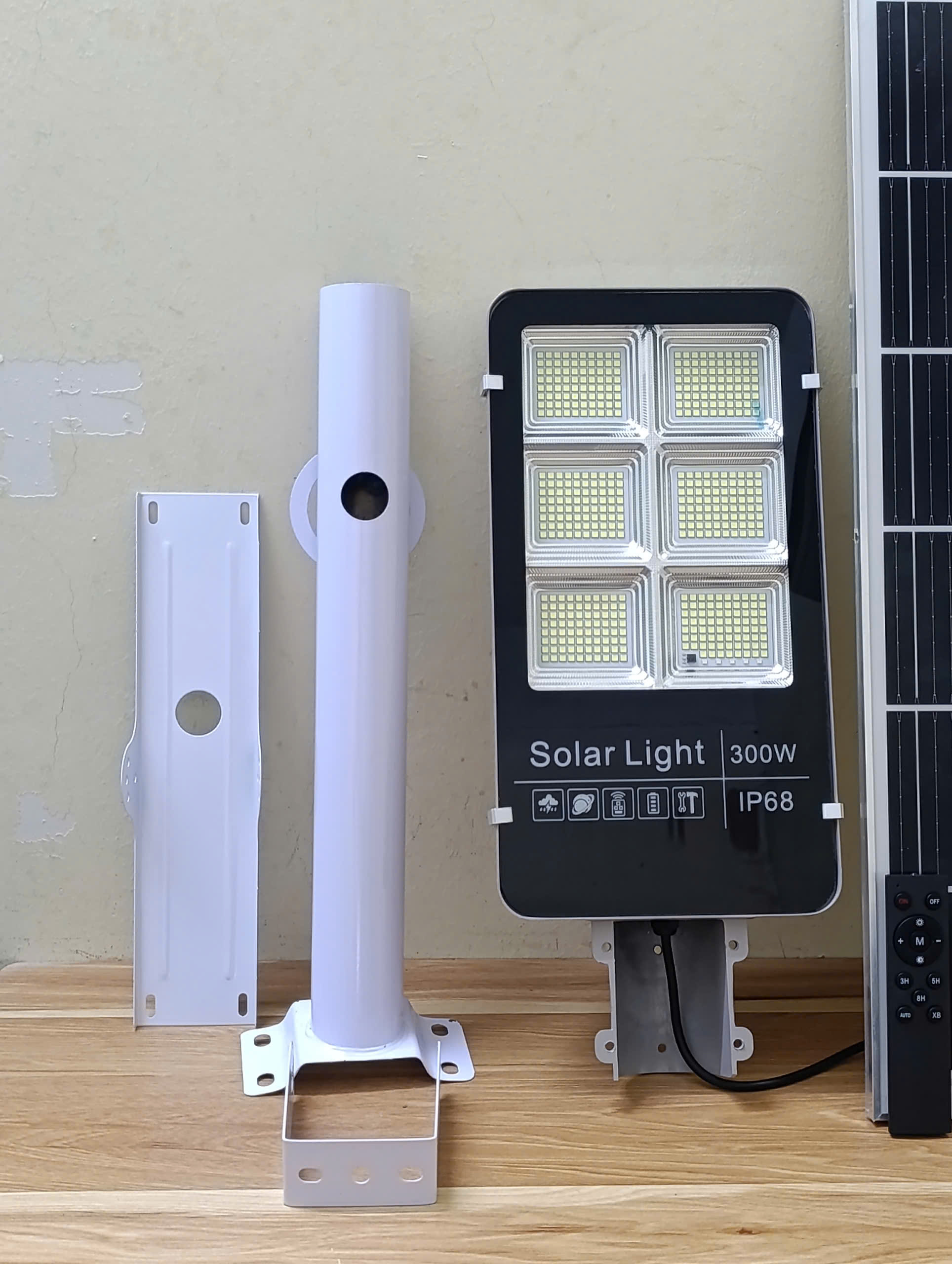 Đèn Năng Lượng Mặt Trời Bàn Chải 300W, Công Suất 300w, Diện Tích Chiếu Sáng 150M2