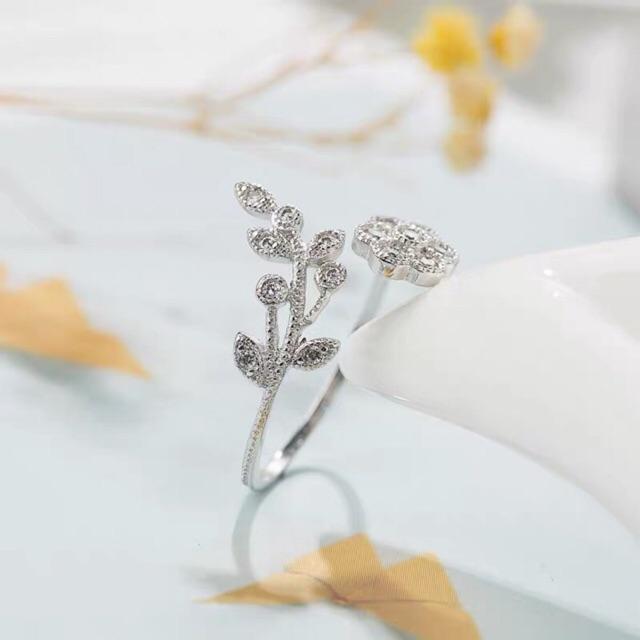 Nhẫn hình hoa đính đá kiểu dáng thanh lịch
