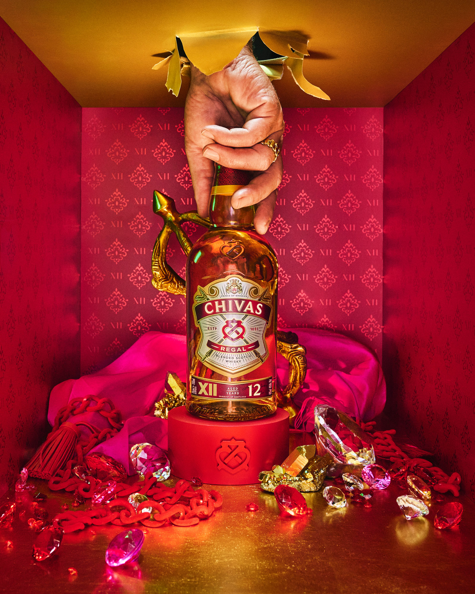 Bộ sản phẩm rượu Chivas Regal 12YO 700ml