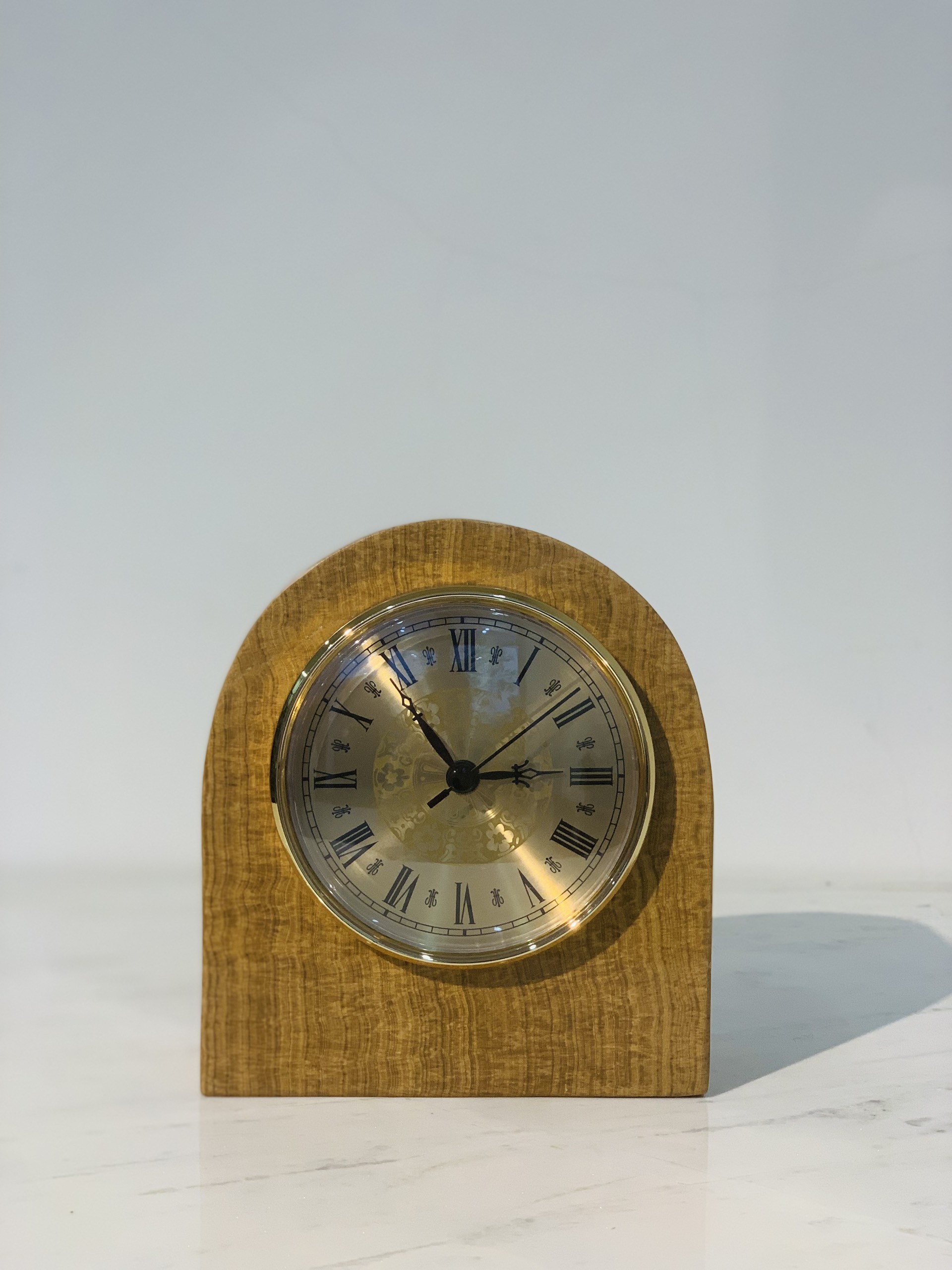 Đồng hồ để bàn đá tự nhiên DH02 bầu dục màu Vàng vân gỗ (Mặt số La mã)