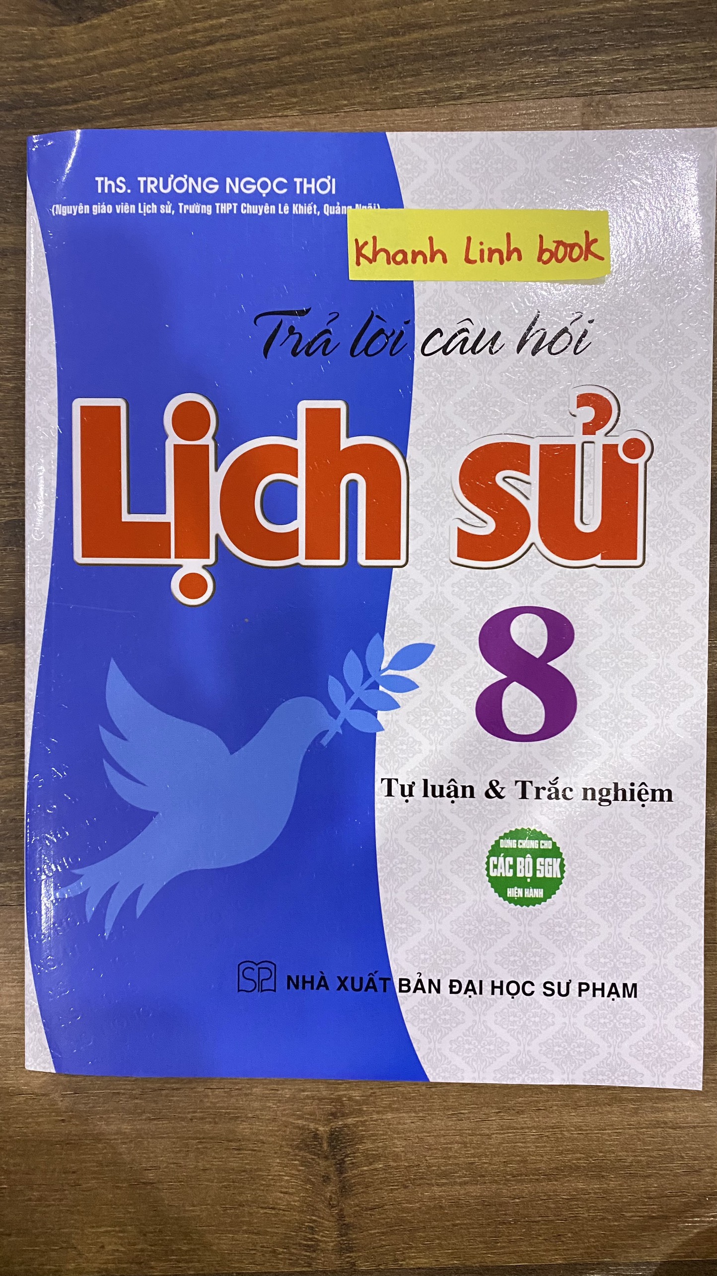 Sách - Trả Lời Câu Hỏi Lịch Sử 8 - Tự Luận Và Trắc Nghiệm (Dùng Chung Cho Các Bộ SGK)