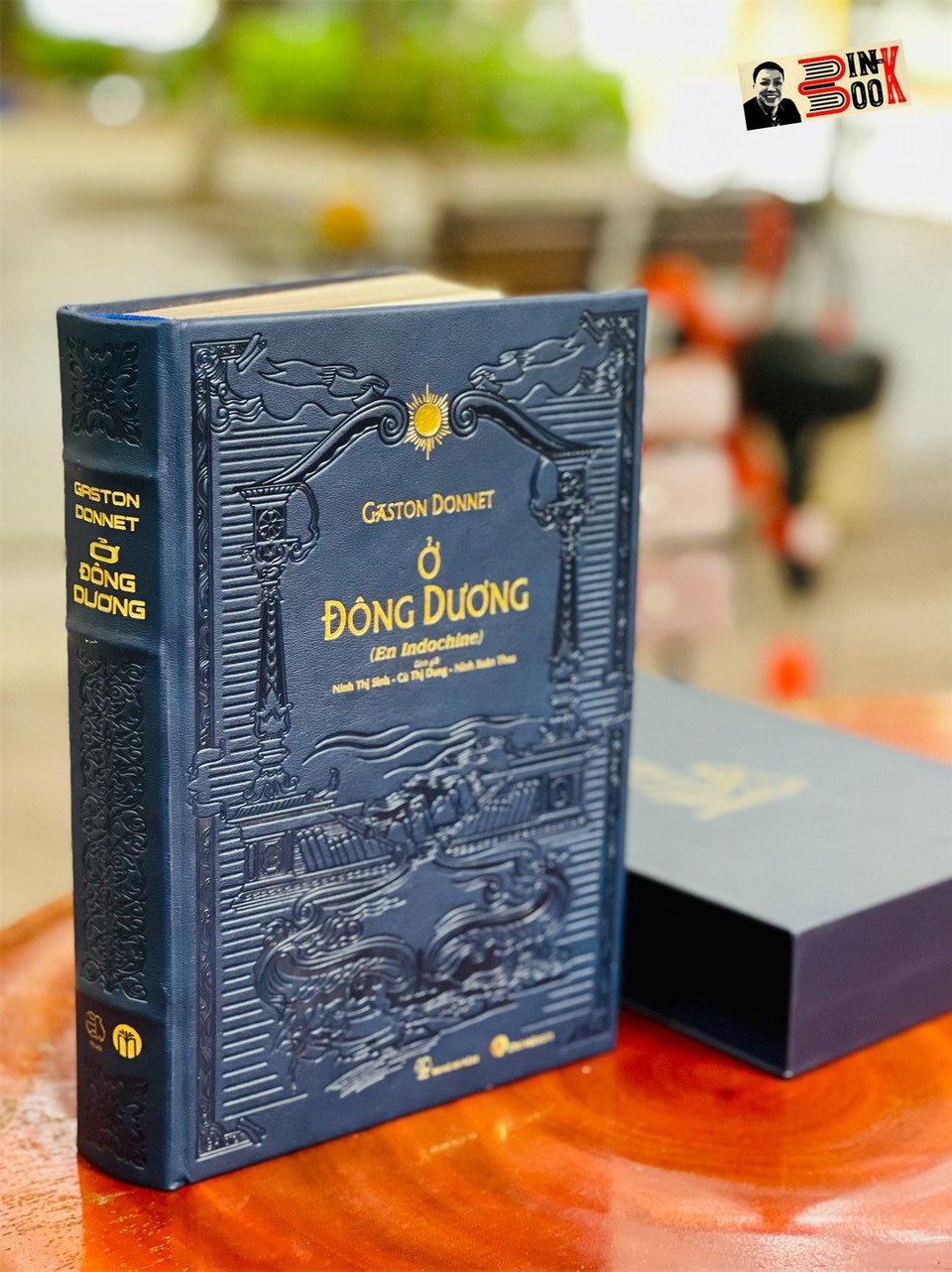 Ở ĐÔNG DƯƠNG (EN INDOCHINE) – Ấn bản bìa da PU, giấy mỹ thuật, bụng mạ vàng – Maihabooks – NXB Thế Giới