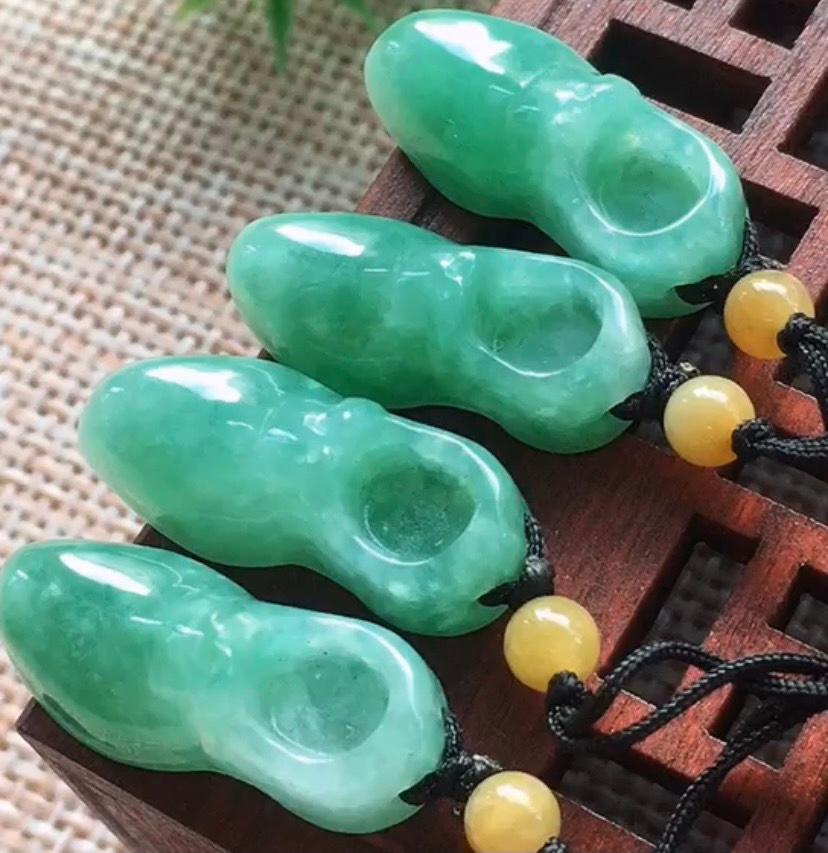 Khuyên tai giày ngọc phỉ thúy tự nhiên