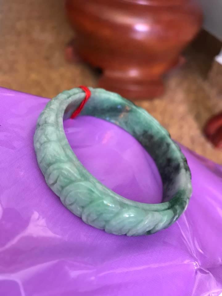 VÒNG TAY ĐÁ CẨM THẠCH TỰ NHIÊN BẢN HẸ TIỀN NGỌC 51MM TRẠM DÃY TIỀN MAY MẮN MÀU XANH NGỌC NHẸ LÊN ĐẬM DẦN ĐẸP Kích thước 51mmx độ dầy 6,5mm x Cao 14mm NỮ 48KG - 55KG ĐEO Ạ
