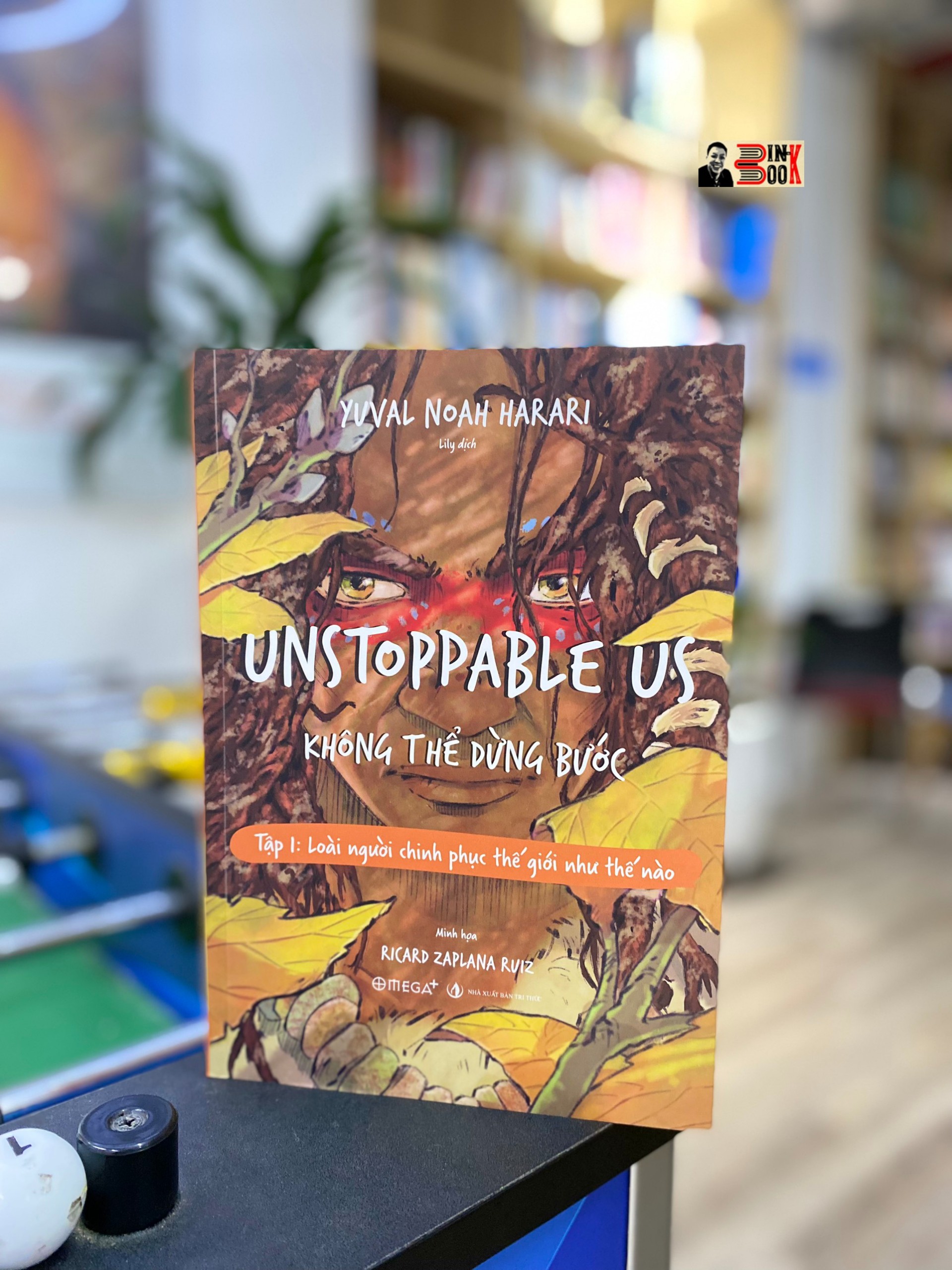 (Minh hoạ màu) UNSTOPPABLE US KHÔNG THỂ DỪNG BƯỚC - Tập 1: Loài người chinh phục thế giới như thế nào - Yuval Noah Harari – Ricard Zaplana Ruiz minh hoạ - Lily dịch – Omegaplus (Bìa mềm)