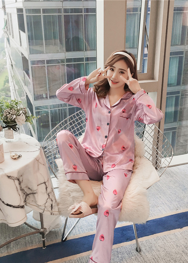 Bộ đồ mặc nhà nữ phi lụa hoạ tiết trái dâu cực xinh CDANP13
