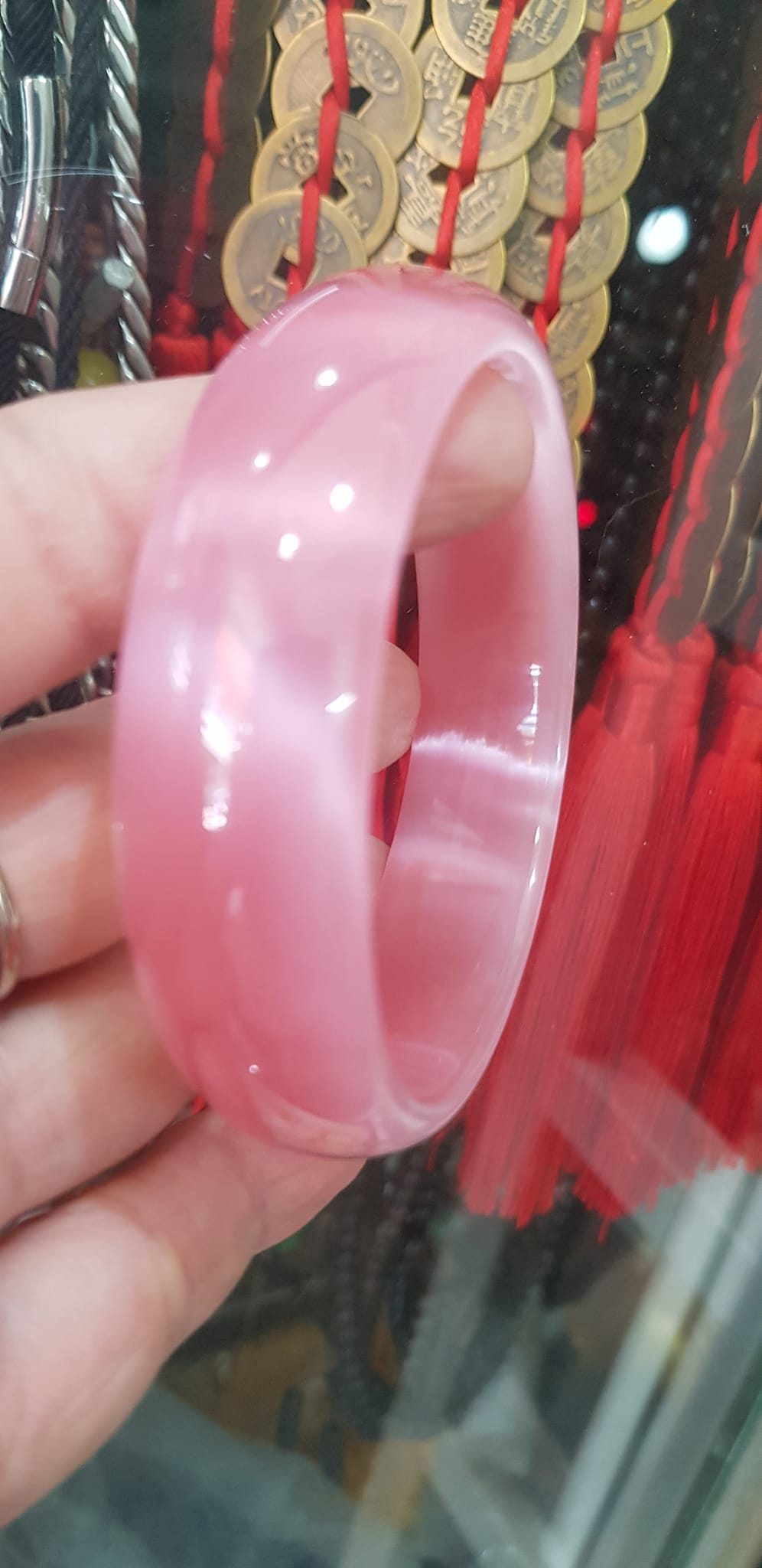 Vòng tay nữ đá mắt mèo Bản Hẹ Trắng mới Ni 60mm x Cao 18mm x Dầy 7mm Màu hồng tươi bóng sáng đẹp hợp Nữ mệnh hoả mệnh thổ Nữ 56kg - 65kg đeo ạ