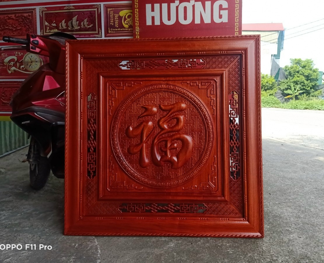 Tranh treo tường trạm khắc chữ phúc bằng gỗ hương đỏ đẹp long lanh kt 97×97×4,5cm