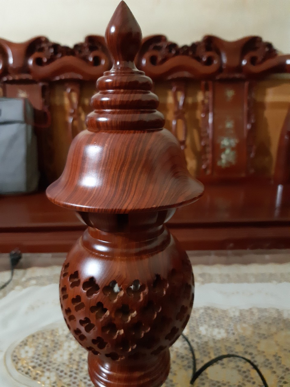 Cặp đèn thờ gỗ cao 36 cm