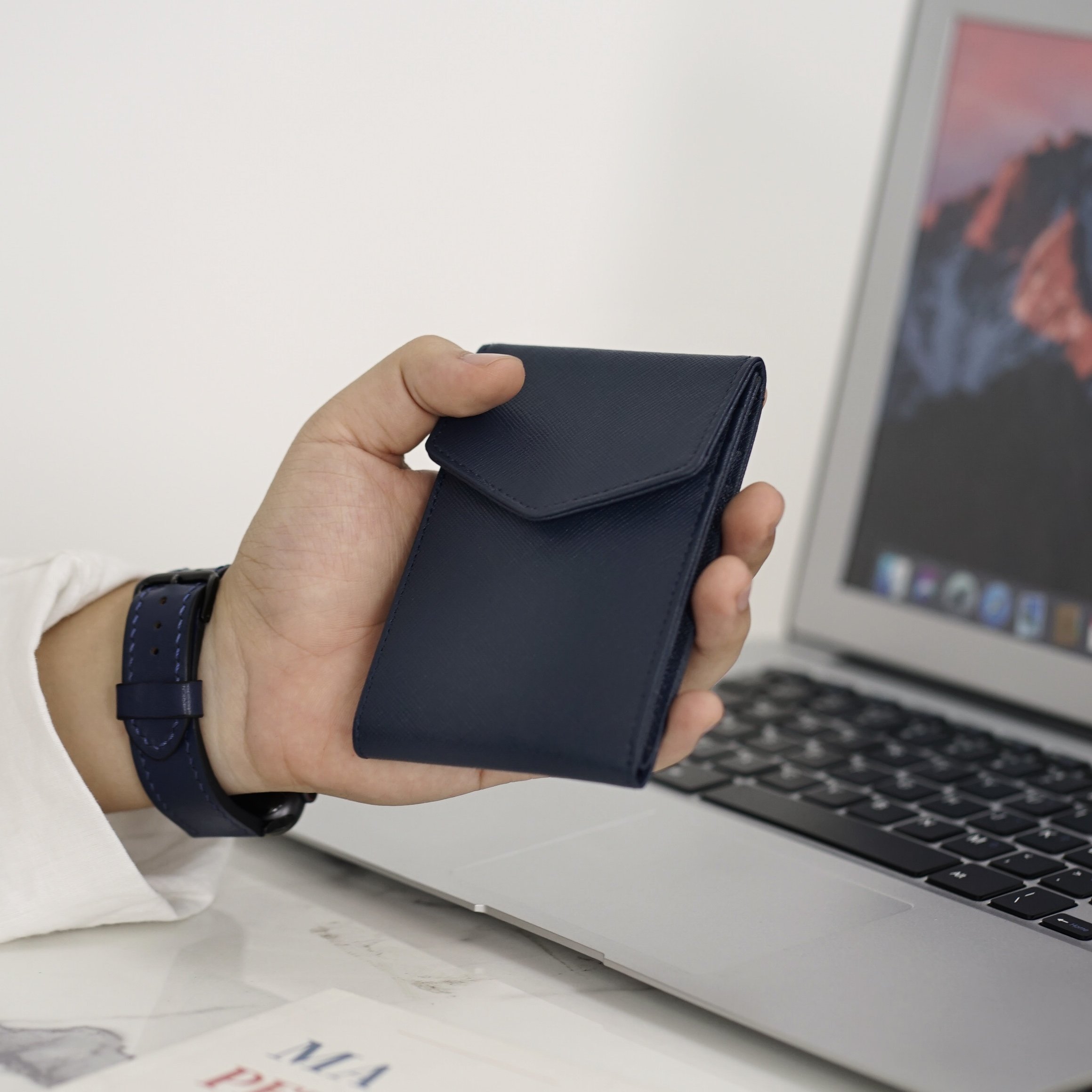 Ví Unisex THE MAIL WALLET Da Thật Vân Saffiano Thương Hiệu DOLANTO