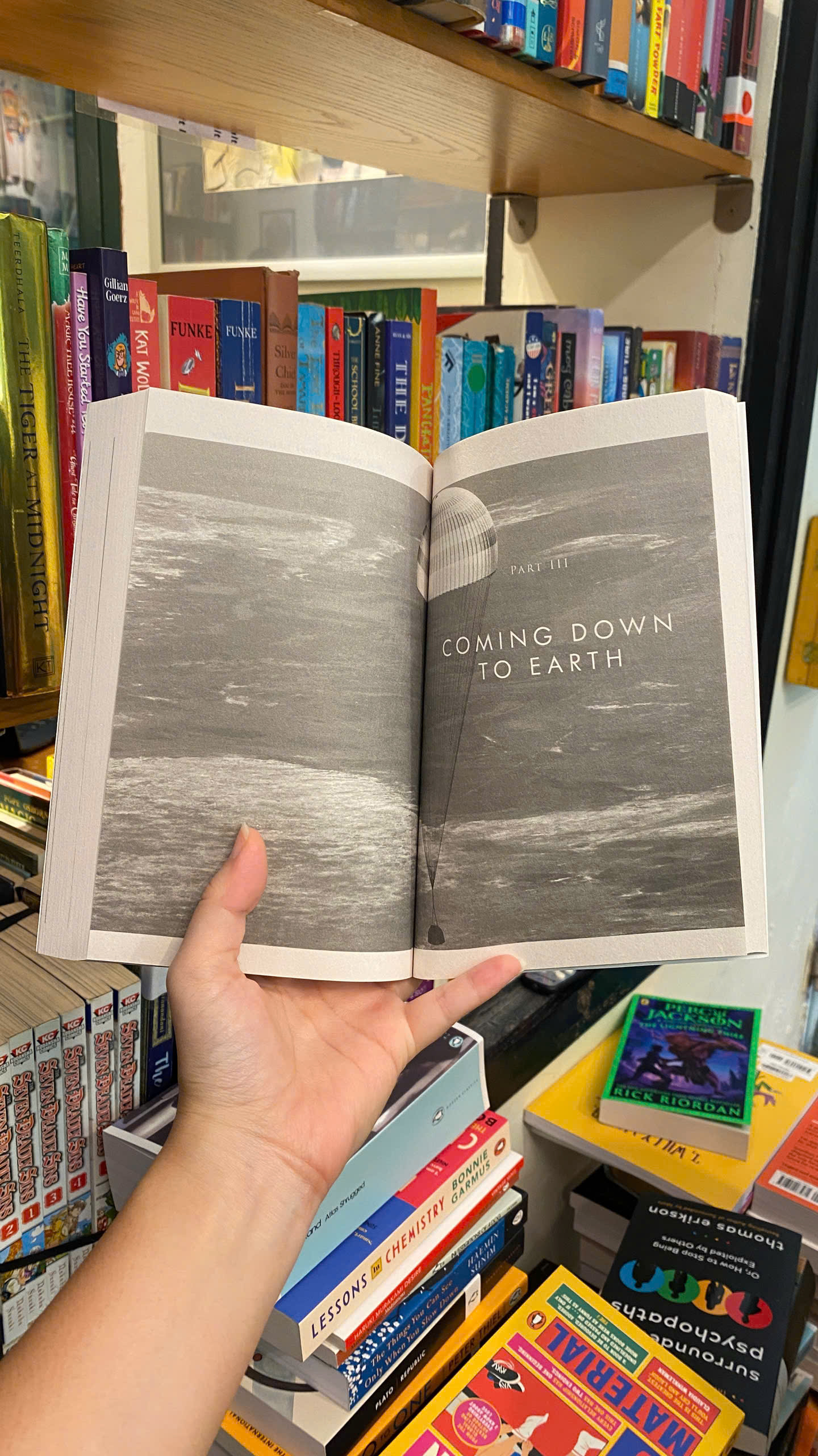 Sách - An Astronaut's Guide to Life on Earth by Chris Hadfield | Science / Memoir / Ngoại văn