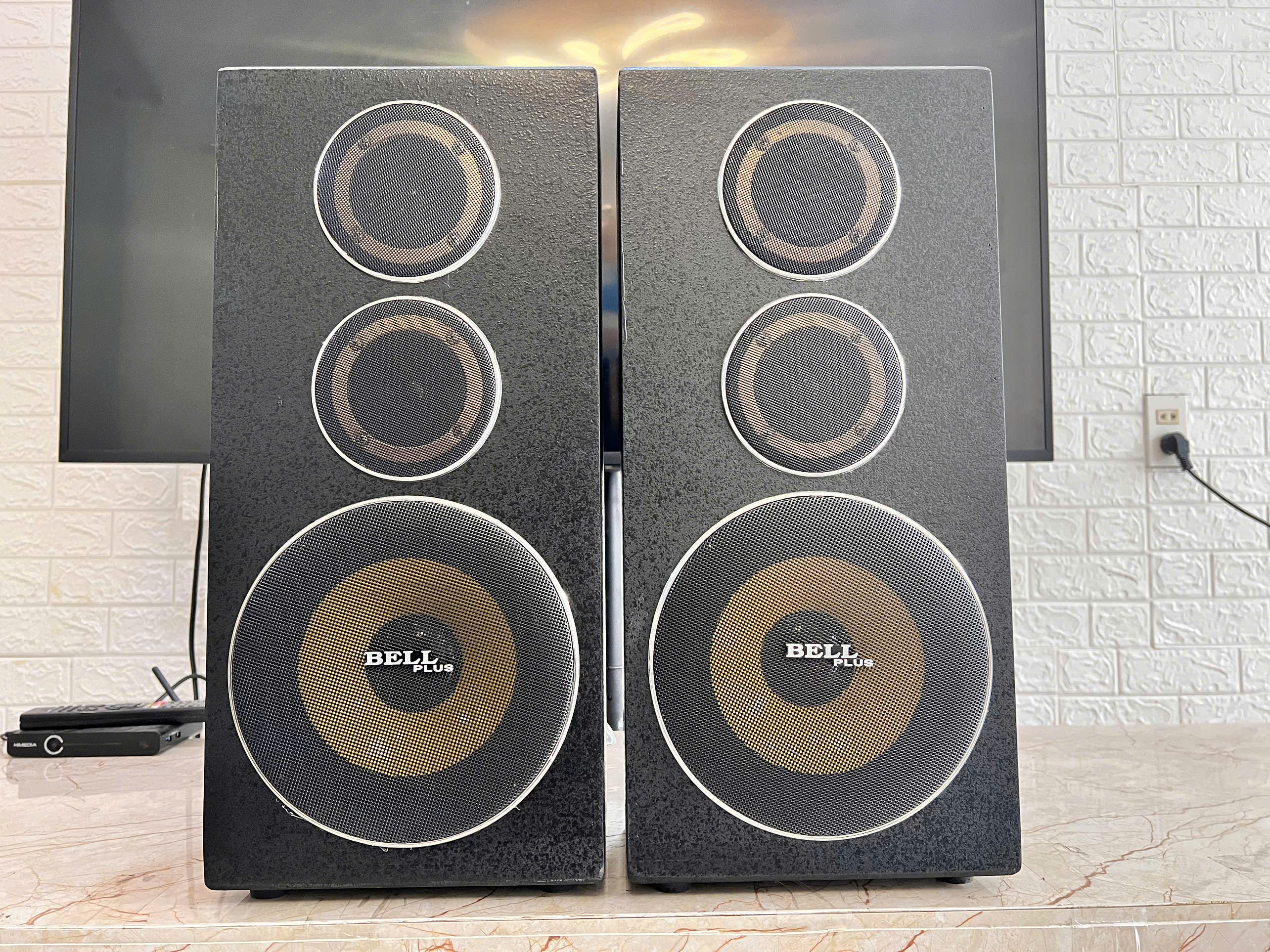 LOA ĐỨNG NHỎ GỌN BASS 20 VÀ 2 CHÉP TỪ 126 CÔN 38 CHÉP 10CM TỪ KÉP CHUYÊN QUÁN CAFE HỘI TRƯỜNG PHÒNG HỌP V,V,V,V LƯU Ý GIÁ TRÊN LÀ 1 CẶP (2 CÁI) HÀNG CHÍNH HÃNG