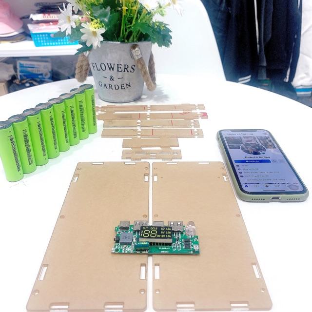 Box sạc dự phòng mica trong suốt kèm mạch (Không kèm pin)