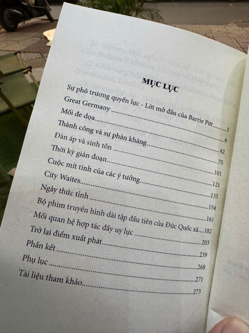 CÁC CUỘC MÍT TINH NUREMBERG – Alan Wykes – Hồng Nhung dịch - Miền Trung - NXB Thuận Hóa