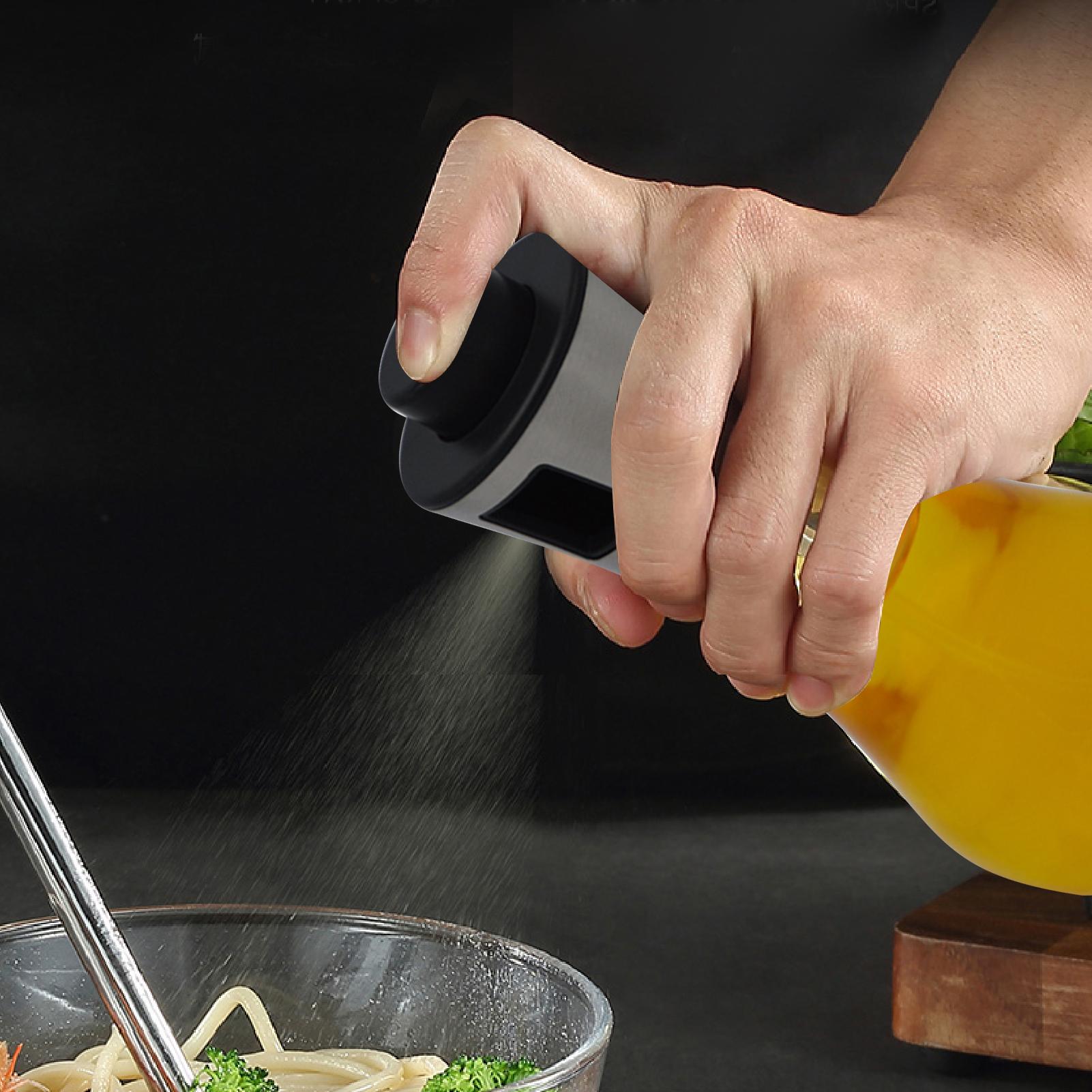 Chai thủy tinh chứa dầu ăn hoặc giấm dùng để chế biến