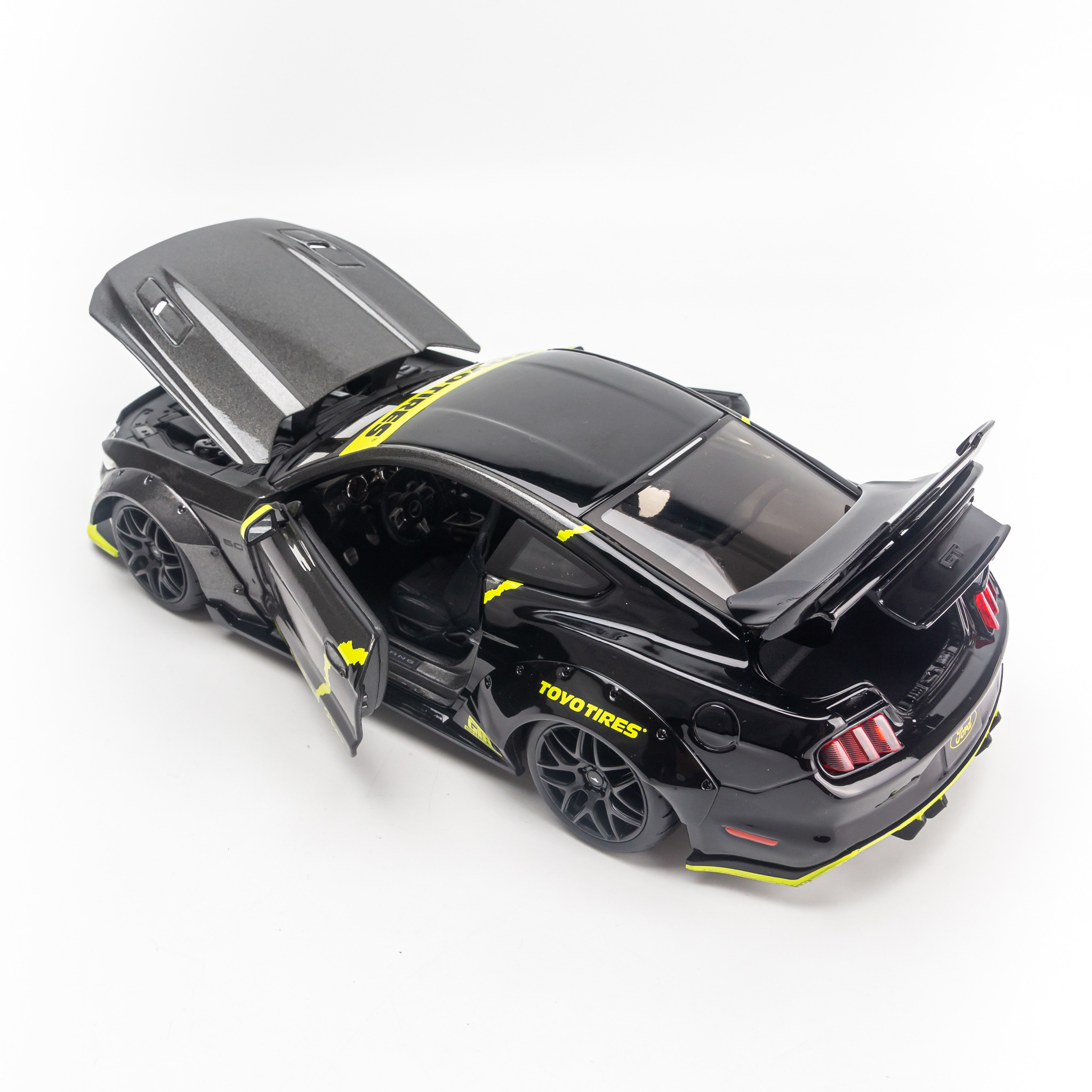 Mô hình xe Ford Mustang GT 2015 1:18 Maisto 32615